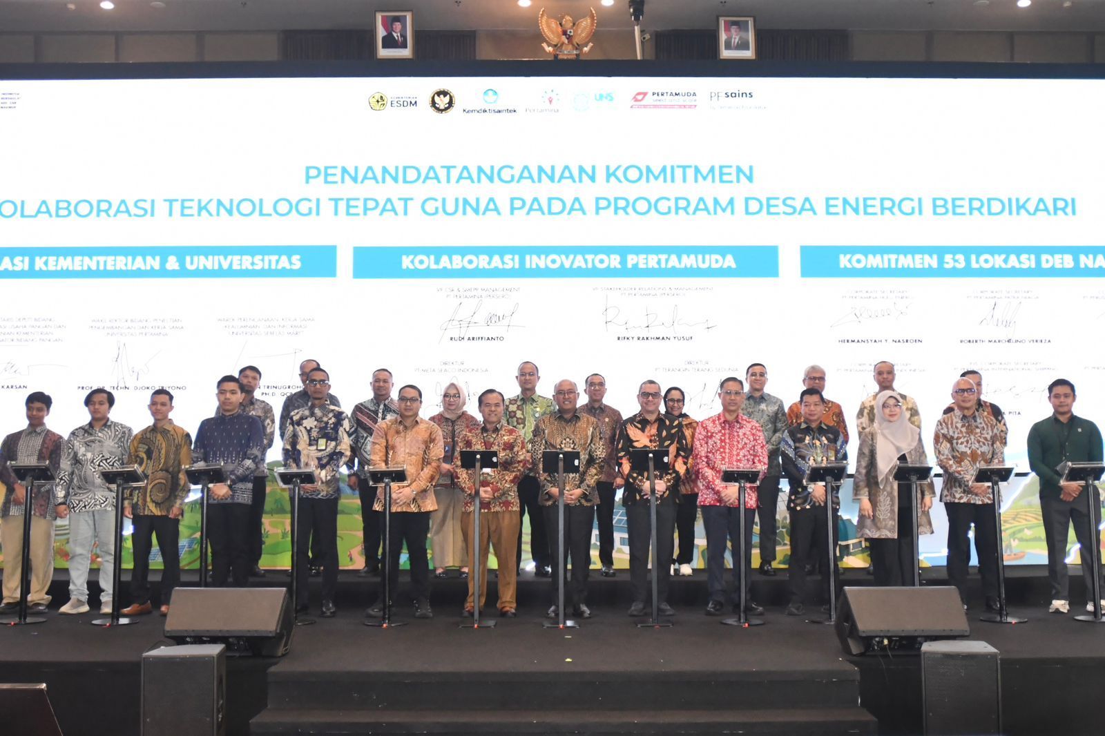 Jajaran Manajemen Pertamina Holding &amp; Subholding berfoto bersama usai penandatanganan komitmen saat acara Festival Desa Energi Berdikari Pertamina yang diselenggarakan di Gedung Grha Pertamina, Jakarta pada Kamis (27/8/2026). <b>(Pertamina)</b>