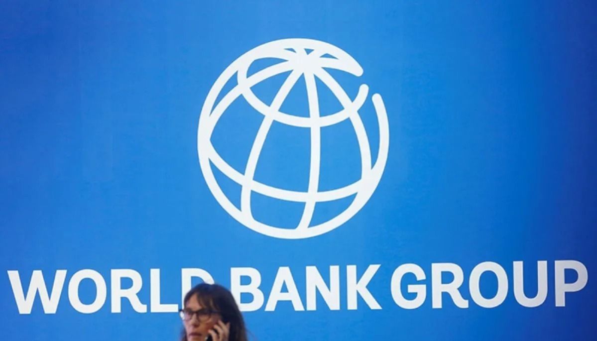 Arsip - Seorang peserta berdiri di dekat logo Bank Dunia.  <b>(Antara)</b>