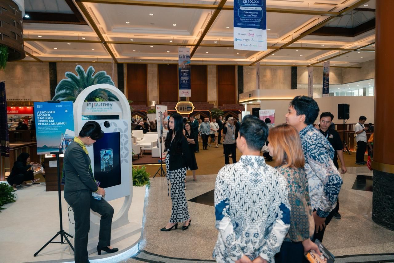 Pengunjung memadati booth interaktif InJourney Group untuk mendapatkan informasi paket wisata dan menikmati ragam penawaran khusus pada Garuda Indonesia Travel Fair (GATF) 2026 di Jakarta International Convention Center (JICC)
