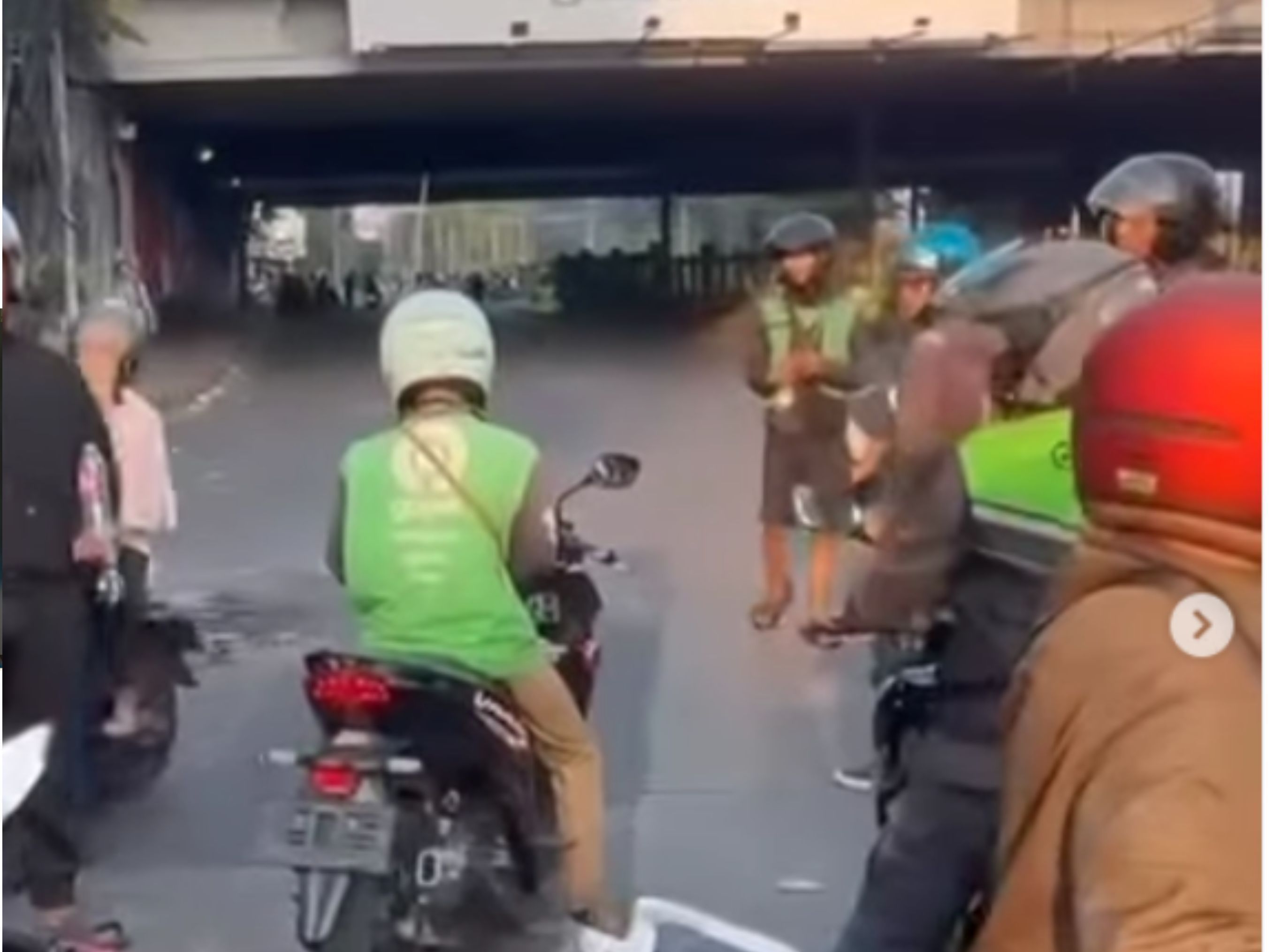 Informasi warganet pagi ini Jum'at 28 Agustus 2026 kondisi di sekitar Palmerah masih belum kondusif, gas air mata masih pekat, belum dapat dilalui secara normal. <b>(jakut_update)</b>