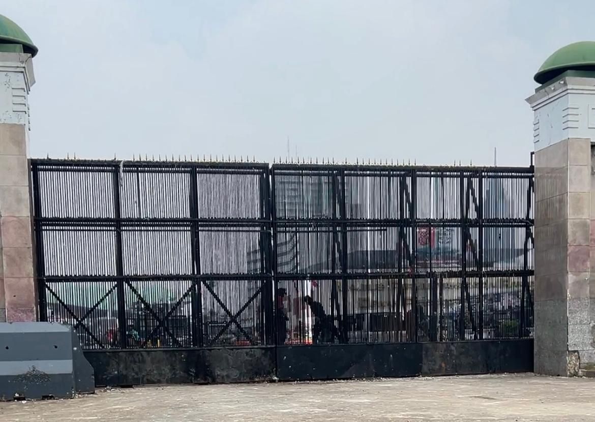 Kondisi Gedung DPR RI pasca demo 27 Agustus 2026.  <b>(NTVNews.id)</b>