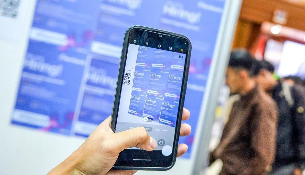 Pencari kerja mencari informasi di salah satu stan perusahaan saat menghadiri pameran bursa kerja di Graha Sanusi Universitas Padjadjaran (UNPAD), Bandung, Jawa Barat, Jumat (28/8/2026). Pemerintah Kota Bandung menggelar pameran bursa kerja dengan menyediakan sebanyak 2.288 lowongan pekerjaan dari 25 perusahaan yang digelar sebagai pemenuhan lapangan kerja profesional di Kota Bandung <b>(Antara)</b>