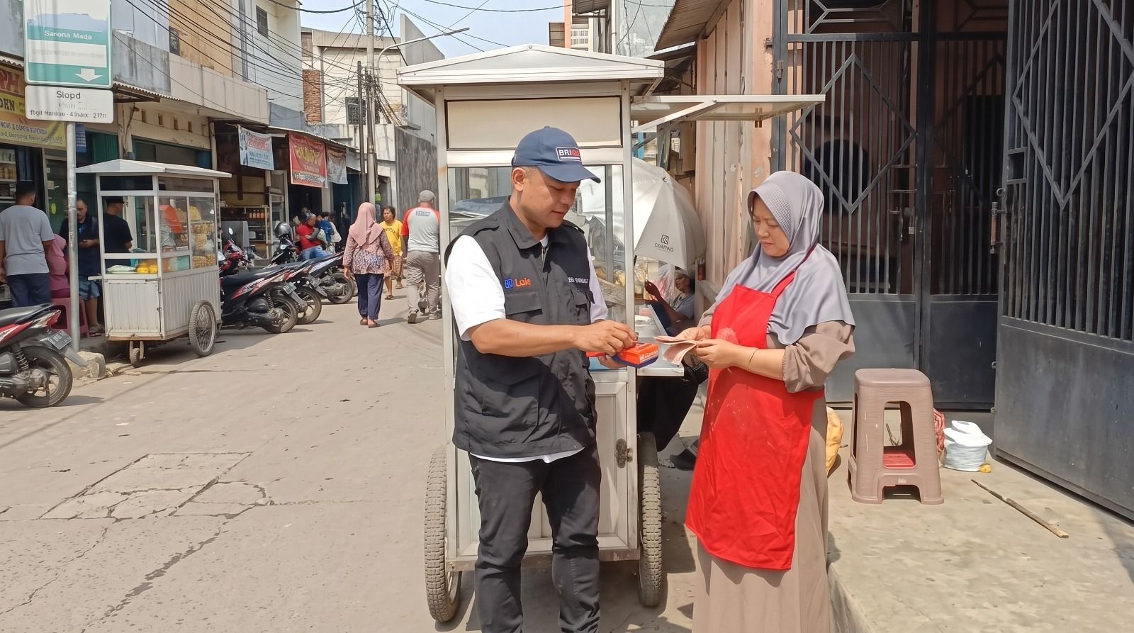 Agen BRILink melakukan pelayanan dengan sistem jemput bola mendatangi pelaku UMKM dan masyarakat sekitar. Pendekatan aktif ini efektif memperluas basis pelanggan sekaligus mensosialisasikan pentingnya jaminan sosial bagi pekerja informal.