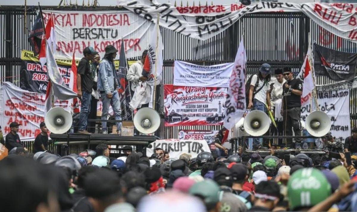 Aliansi Masyarakat Pati Bersatu (AMPB) berunjuk rasa di depan Gedung MPR/DPR/DPD di Jakarta, Kamis, 27 Agustus 2026. Mereka menuntut pemberantasan korupsi dan pengesahan RUU Perampasan Aset <b>(Antara)</b>