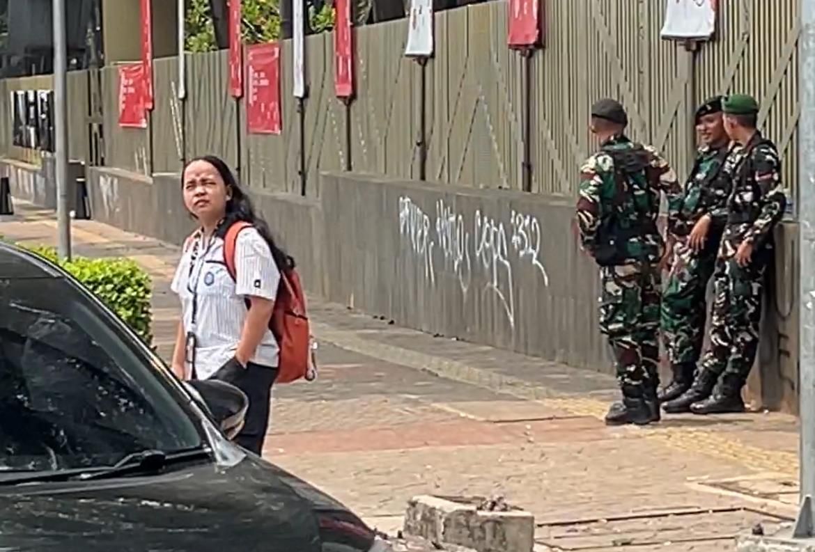 TNI berjaga di lokasi bentrokan di kawasan Pejompongan.  <b>(NTVNews.id)</b>