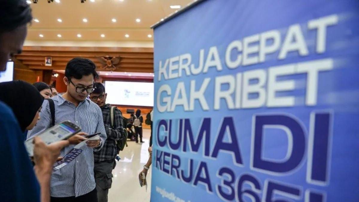Pencari kerja mencari informasi di salah satu stan perusahaan saat menghadiri pameran bursa kerja di Graha Sanusi Universitas Padjadjaran (UNPAD), Bandung, Jawa Barat, Jumat (28/8/2026). Pemerintah Kota Bandung menggelar pameran bursa kerja dengan menyediakan sebanyak 2.288 lowongan pekerjaan dari 25 perusahaan yang digelar sebagai pemenuhan lapangan kerja profesional di Kota Bandung <b>(Antara)</b>