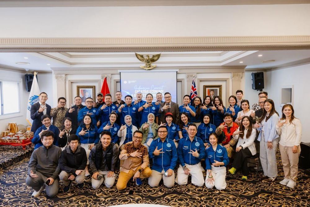 Ketua Umum DPP GEKRAFS Kawendra Lukistian melantik resmi melantik Dewan Perwakilan Luar Negeri (DPLN) GEKRAFS Australia. (Istimewa) 