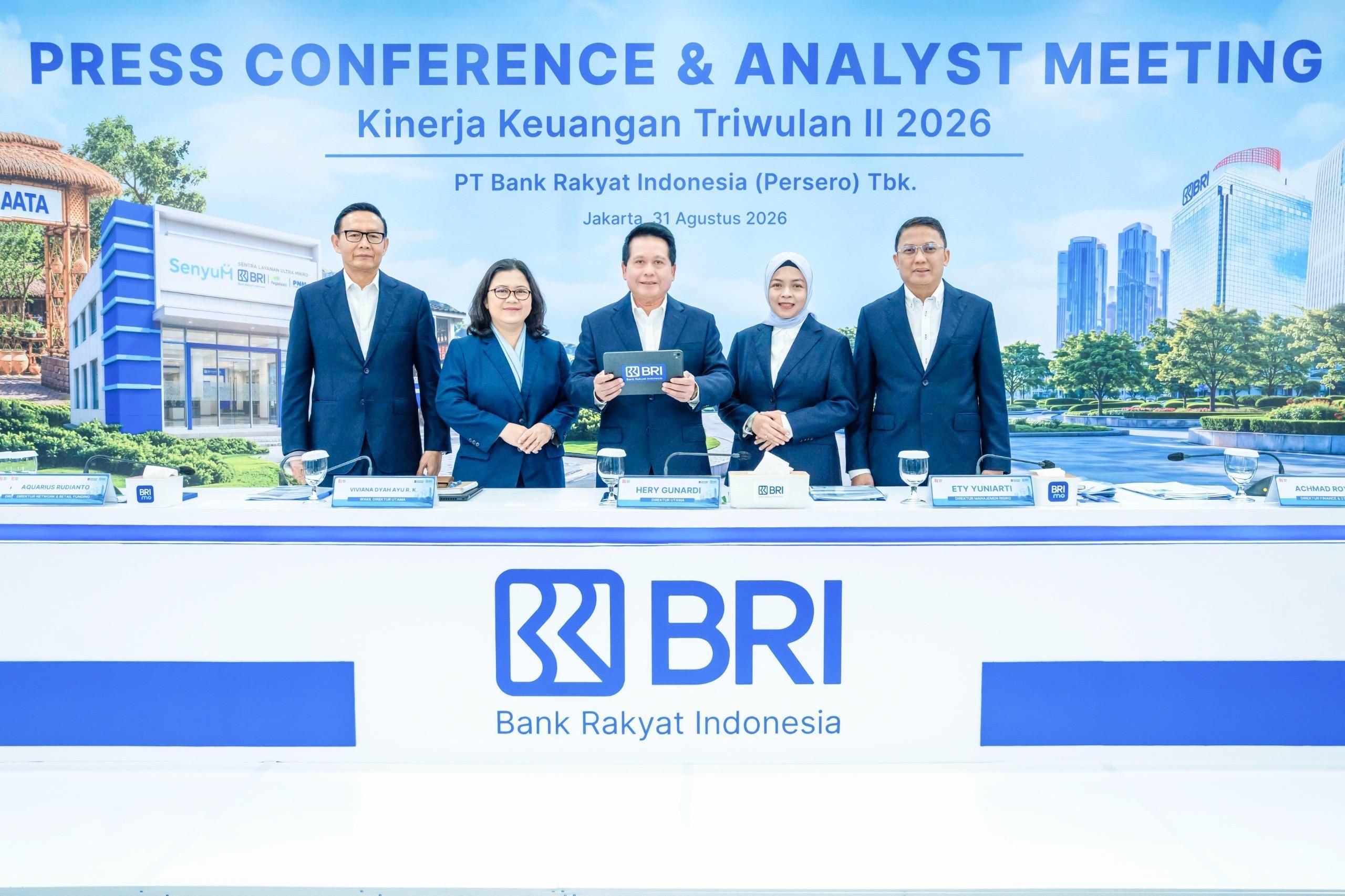Direktur Utama BRI Hery Gunardi (tengah) usai konferensi pers kinerja keuangan triwulan II 26 <b>(Dokumentasi BRI)</b>