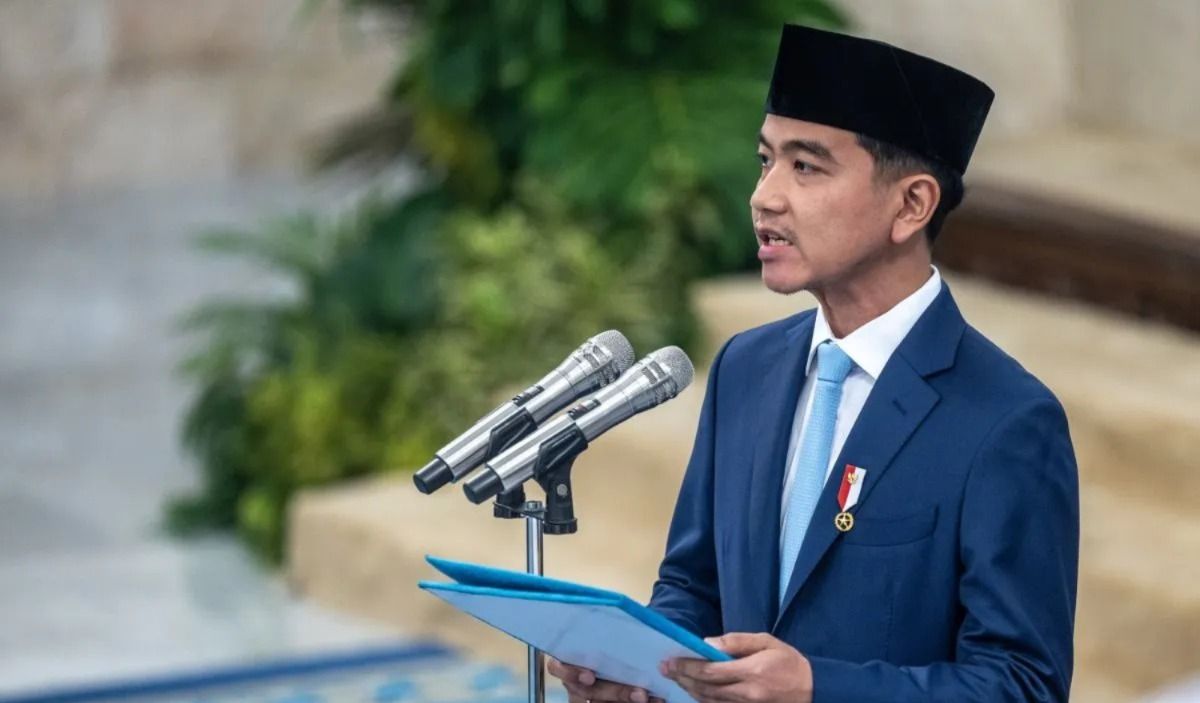 Arsip - Wakil Presiden Gibran Rakabuming Raka (kanan) memimpin pembacaan pernyataan pengukuhan dalam Upacara Pengukuhan Paskibraka Tingkat Pusat 2026 di Istana Negara, Jakarta, Sabtu, 15 Agustus 2026. Wakil Presiden Gibran Rakabuming Raka mengukuhkan <b>(Antara)</b>