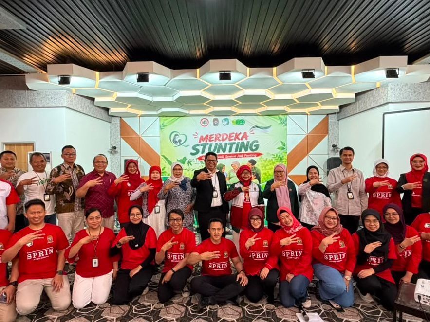 Perwakilan manajemen PT Pegadaian bersama jajaran dokter spesialis POGI dan tim lapangan berfoto bersama dalam mendukung akselerasi pencegahan stunting di 36 kota seluruh Indonesia.