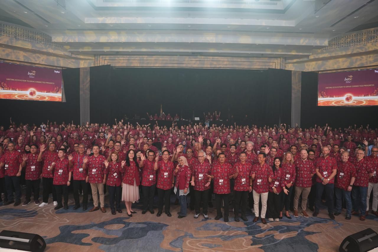 Para delegasi dan peserta BATIC 2026 berfoto bersama dalam rangkaian Bali Annual Telkom International Conference (BATIC) 2026 di Bali.  <b>(Telkom)</b>
