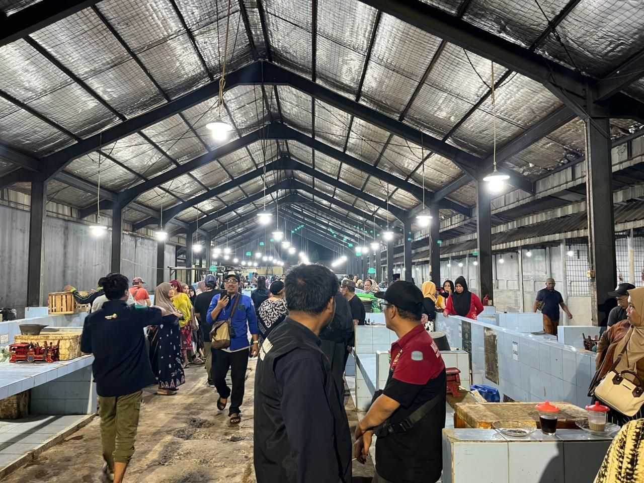 Pedagang yang jualan di trotoar depan pasar Kramat Jati dipindah ke dalam <b>(NTVNews.id/Adiansyah)</b>