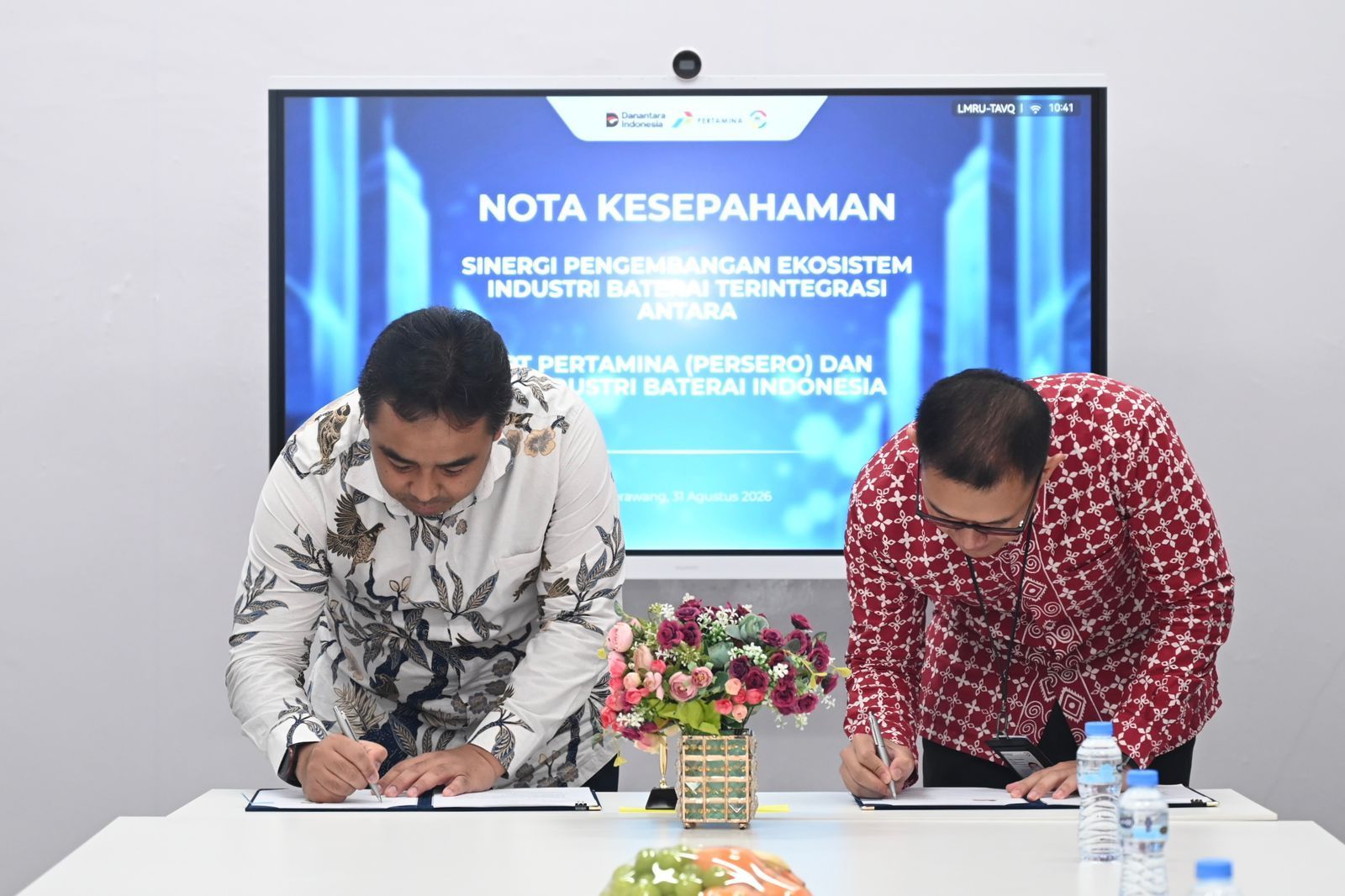  PT Pertamina (Persero) memperluas peluang pengembangan bisnis rendah karbon melalui sinergi dengan PT Industri Baterai Indonesia (IBC) dalam pengembangan ekosistem industri baterai terintegrasi. Penjajakan ini menjadi bagian dari implementasi Dual Growth Strategy Pertamina, yakni memperkuat bisnis eksisting sekaligus mengembangkan sumber pertumbuhan baru untuk mendukung transisi dan ketahanan energi nasional. <b>(PERTAMINA)</b>