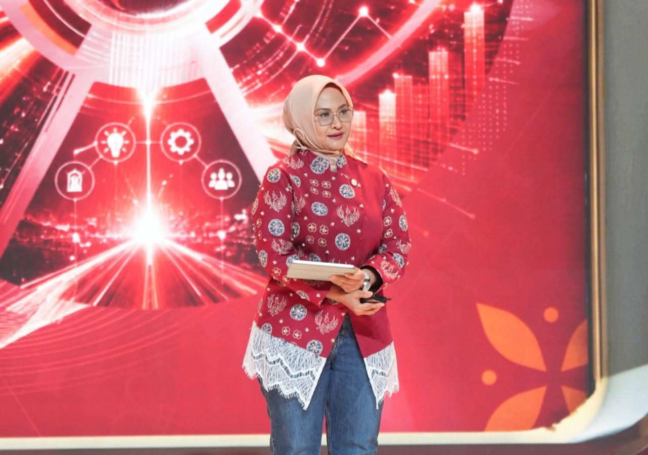 Direktur Utama Telkom Dian Siswarini menyampaikan paparan dalam rangkaian Bali Annual Telkom International Conference (BATIC) 2026 di Bali. <b>(Telkom)</b>