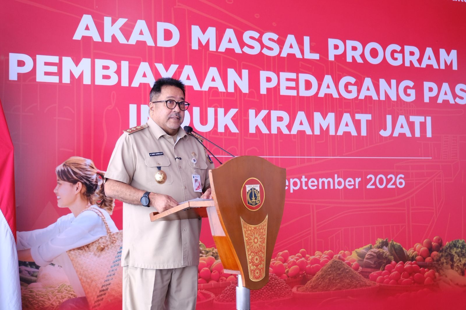 Rano Karno hadiri dan menyaksikan penandatanganan Akad Kredit Massal Bank Jakarta bagi 100 orang pedagang di Pasar Induk Kramat Jati <b>(Bank Jakarta)</b>