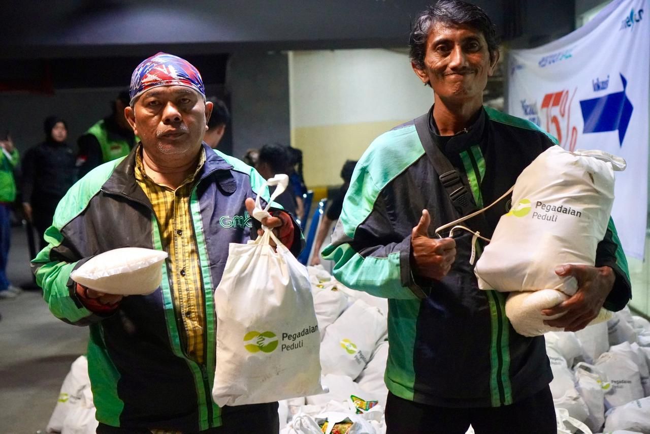 Semangat MengEMASkan Indonesia, Pegadaian Salurkan 1.000 Paket Sembako untuk Pengemudi Ojek Online.