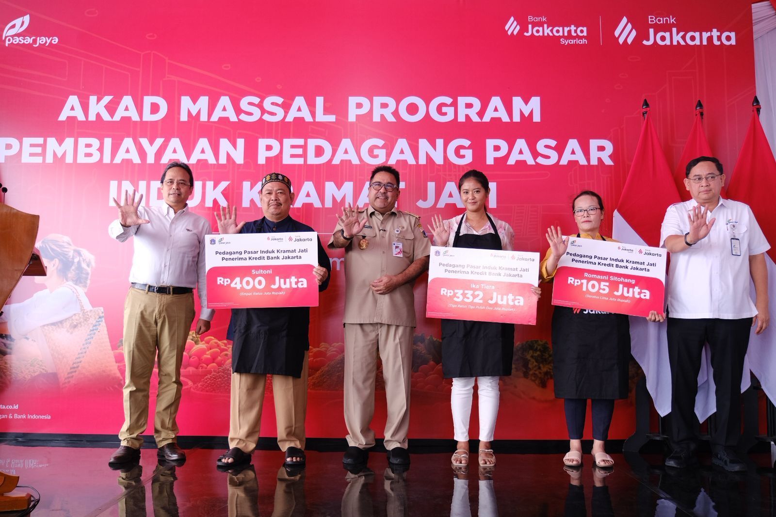 Rano Karno hadiri dan menyaksikan penandatanganan Akad Kredit Massal Bank Jakarta bagi 100 orang pedagang di Pasar Induk Kramat Jati <b>(Bank Jakarta)</b>