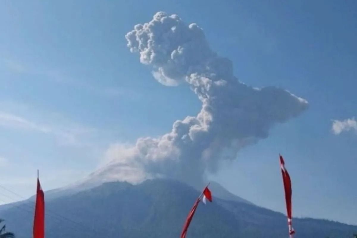 Erupsi Gunung Lewotolok di Lembata, Pulau Flores, Nusa Tenggara Timur (NTT). <b>(Antara)</b>