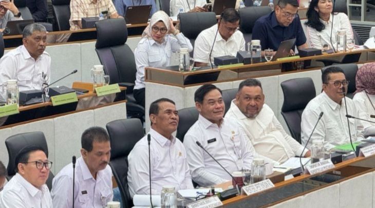 Menteri Pertanian Andi Amran Sulaiman (ketiga kiri) bersama jajaran pejabat lingkup Kementerian Pertanian dalam Rapat Kerja Komisi IV DPR RI di Jakarta <b>(Antara)</b>