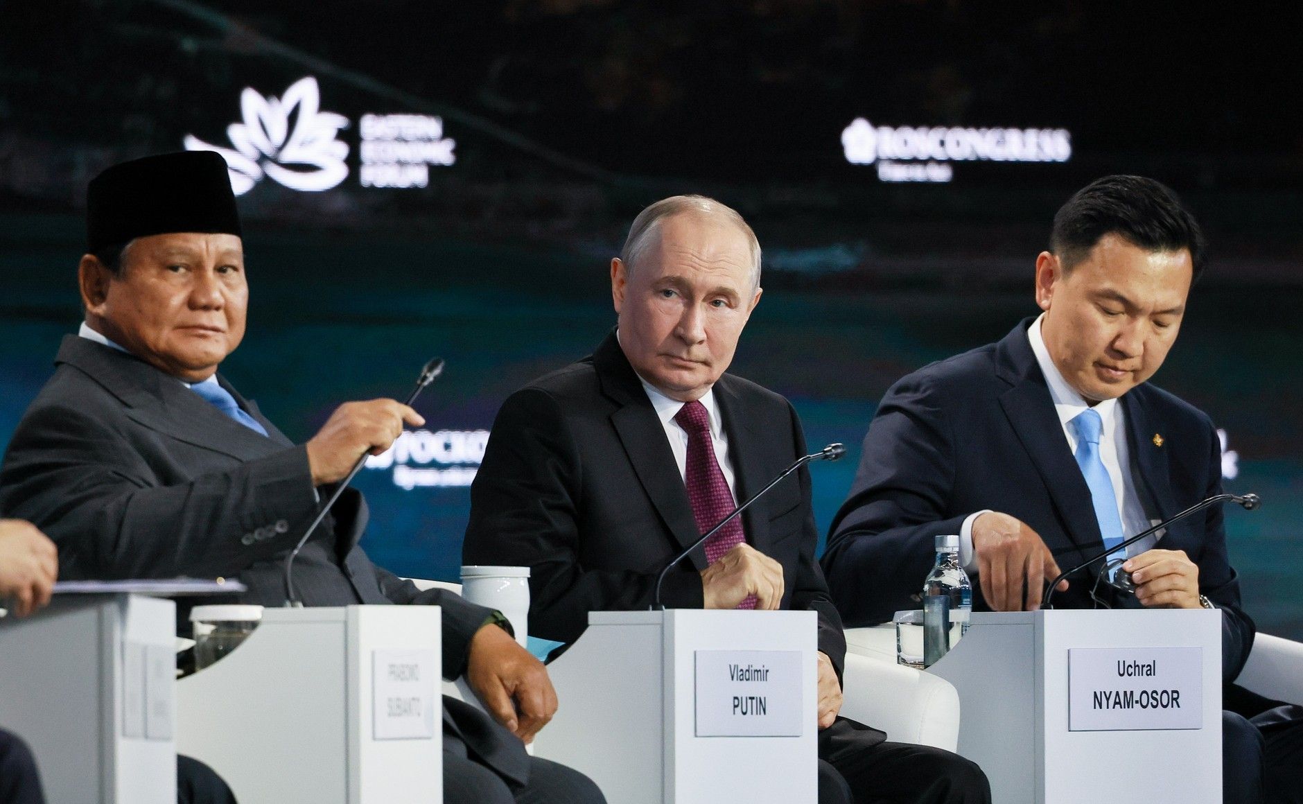 Presiden RI Prabowo Subianto duduk berdampingan dengan Presiden Rusia Vladimir Putin dalam rangkaian sesi pleno Eastern Economic Forum (EEF) ke-11 di Vladivostok, Rusia.