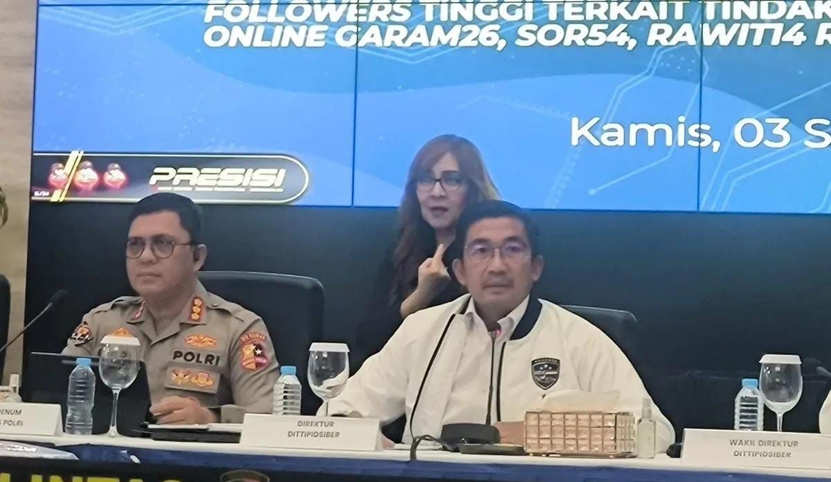 Direktur Tindak Pidana Siber Bareskrim Polri Brigjen Pol Adex Yudiswan (kanan) dalam konferensi pers di Jakarta, Kamis, 3 September 2026 <b>(Antara)</b>