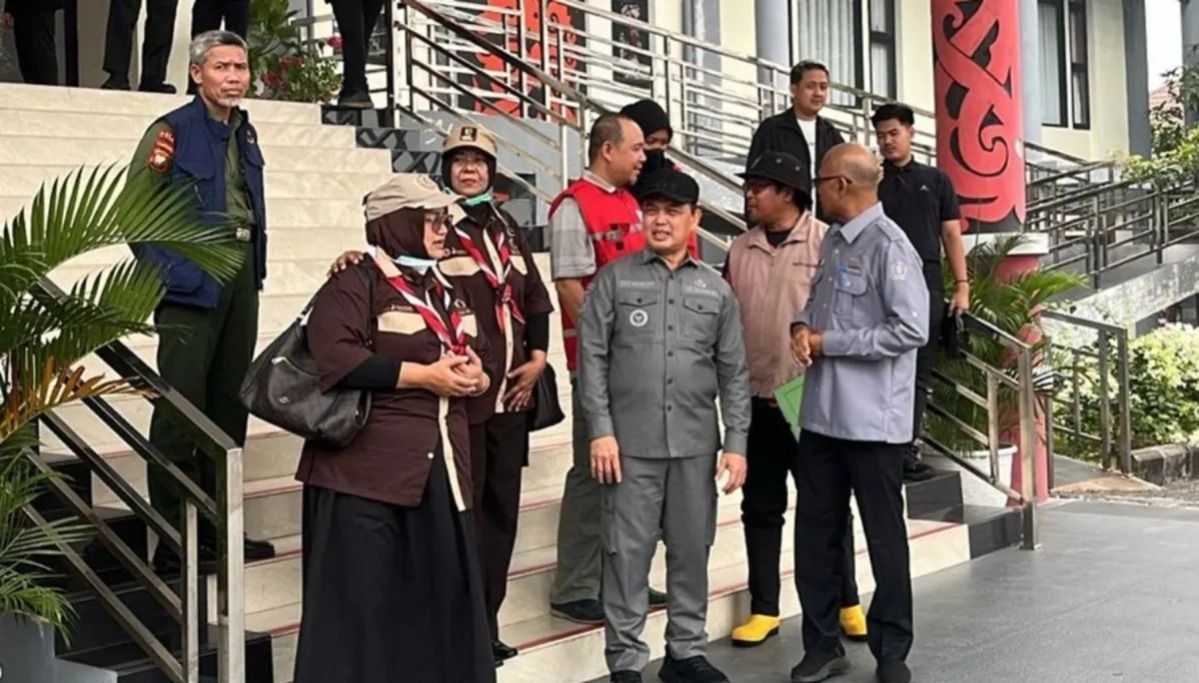 Gubernur Kalbar Ria Norsan (kemeja abu-abu) dan sejumlah kepala OPD menunggu kedatangan Menhut Raja Juli di VIP Bandara Supadio, Kabupaten Kubu Raya. Namun mendapat informasi pesawat gagal mendarat karena kabut asap yang masih tebal di sekitar bandar <b>(Antara)</b>