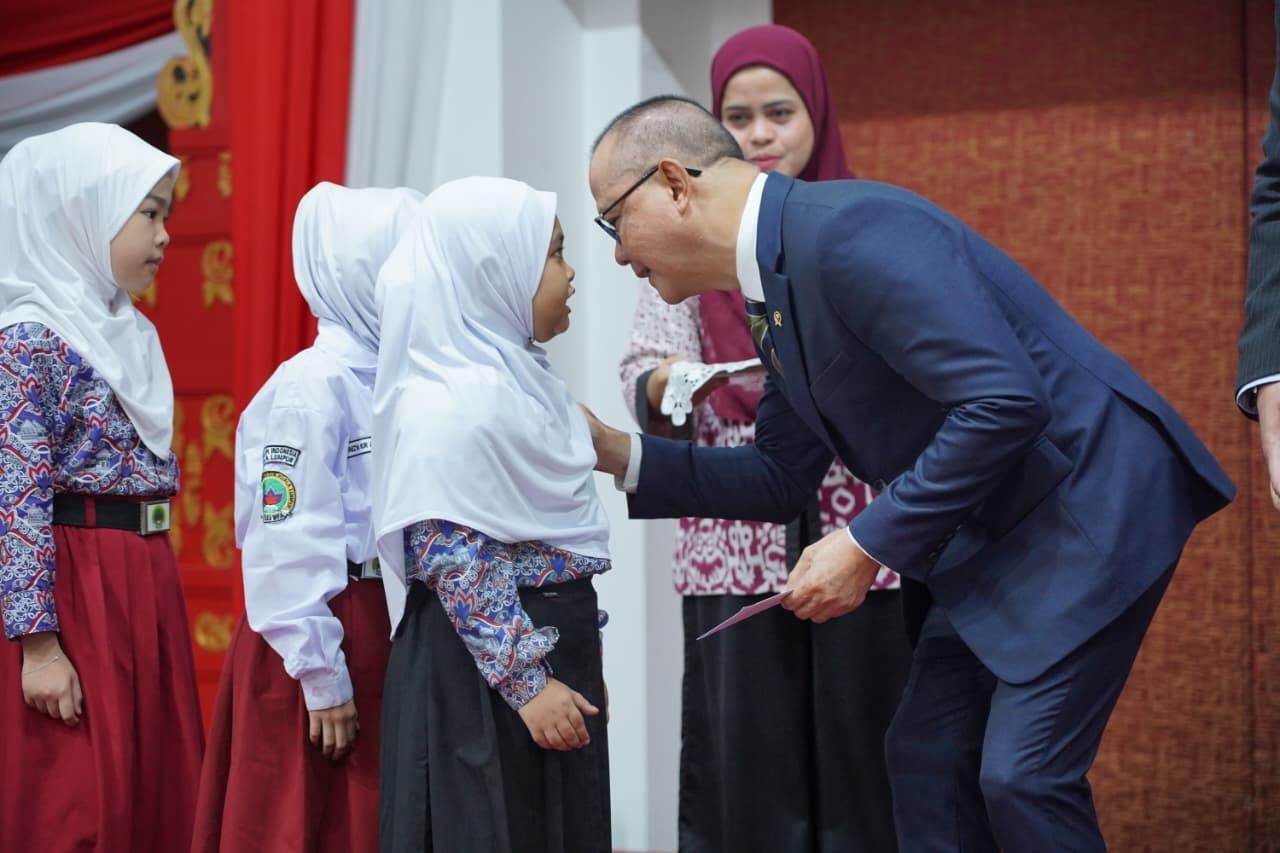 Penyerahan bantuan pendidikan bagi anak-anak Pekerja Migran Indonesia (PMI) oleh Menteri P2MI Mukhtarudin di Kuala Lumpur, Malaysia, Kamis (3/9/2026).