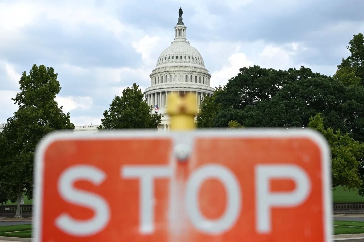 Foto yang memperlihatkan rambu tanda berhenti dengan gedung Capitol AS sebagai latar belakang di Washington, D.C., Amerika Serikat. <b>(Antara)</b>