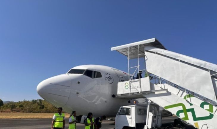 Suasana penanganan. Pesawat Garuda nomor penerbangan GA604 rute Jakarta-Makassar yang mengalami pecah ban pada salah satu roda utama saat dalam penerbangan menuju Bandara Internasional Sultan Hasanuddin, Kabupaten Maros <b>(Antara)</b>