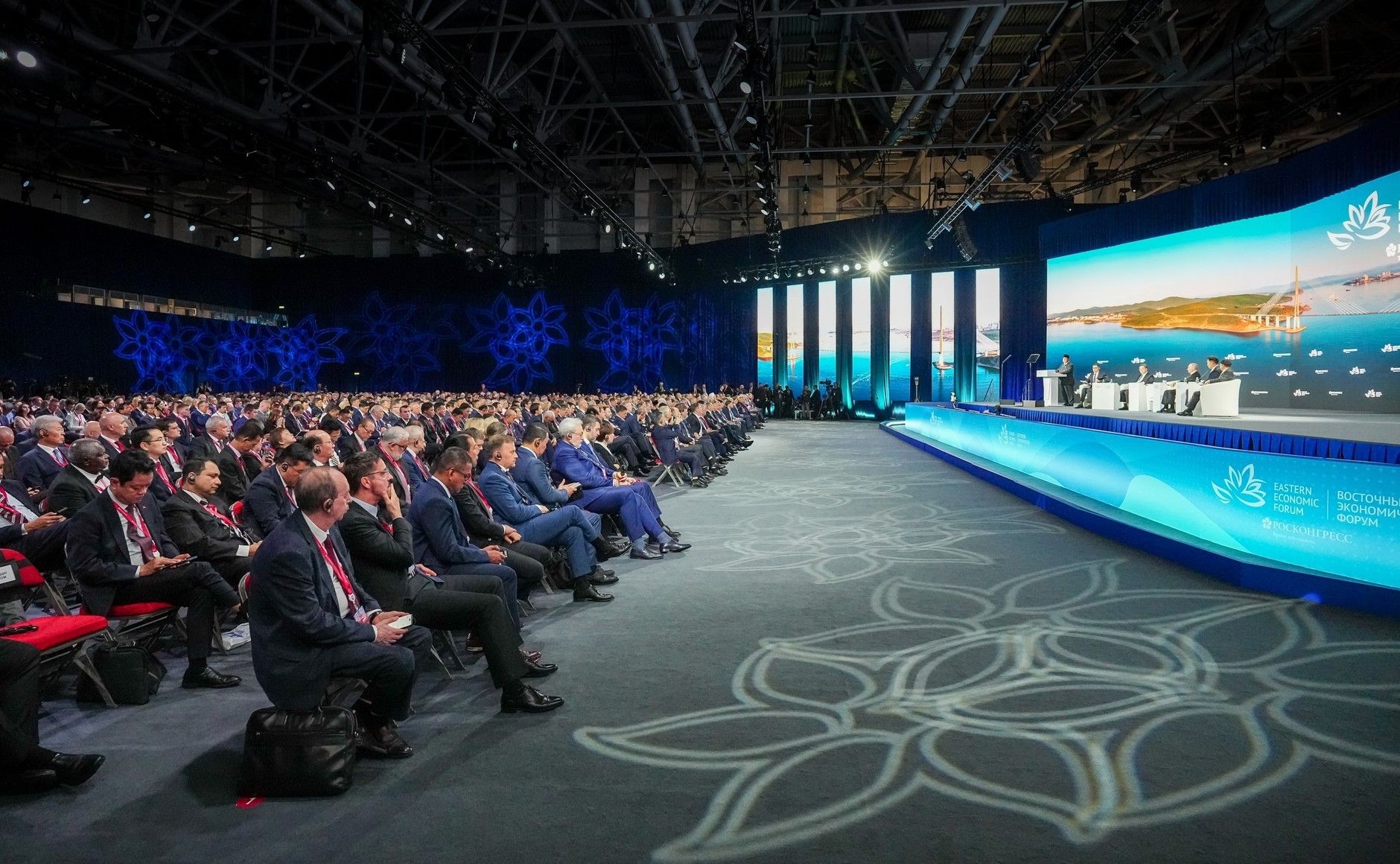 Suasana pelaksanaan sesi pleno Forum Ekonomi Timur (EEF) ke-11 di Vladivostok, Rusia, Kamis (3/9/2026), yang dihadiri jajaran kepala negara, pejabat tinggi, serta ratusan pelaku usaha internasional.