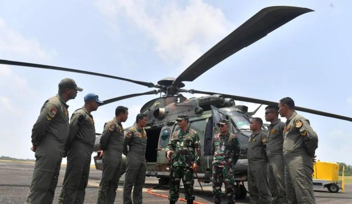 Danlanud Dhomber Kolonel Pnb I Gusti Ngurah Sorga Laksana (tengah) memberi pengarahan kepada personelnya saat kedatangan pesawat jenis Airbus Helicopters H225 di Bandara Sultan Aji Muhammad Sulaiman Sepinggan, Balikpapan, Kalimantan Timur, Jumat, 4 September 2026. &Tau;NI AU memberikan bantuan 1 unit pesawat jenis Airbus Helicopters H225 dengan kapasitas angkut 2000 liter air yang akan digunakan untuk pemadaman karhutla di wilayah Ibu Kota Nusantara (IKN) <b>(Antara)</b>