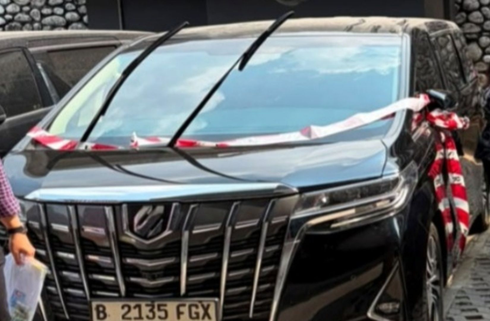 Mobil mewah milik tersangka korupsi MBG. 