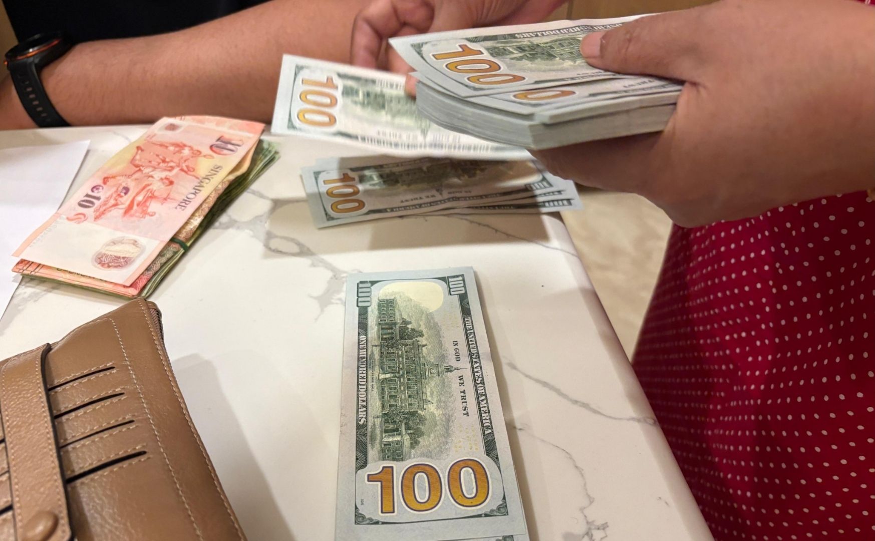 Uang dolar milik tersangka korupsi MBG. 