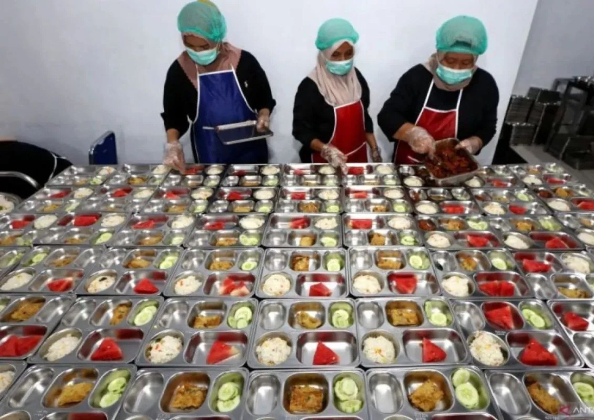 Arsip - Ilustrasi - Petugas sedang menyiapkan menu MBG <b>(Antara)</b>