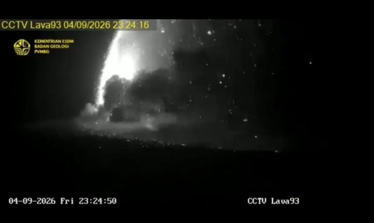 Gunung Anak Krakatau melontarkan lava fountain atau lava air mancur Jumat, 4 September 2026, malam pukul 23.24 WIB <b>(Antara)</b>