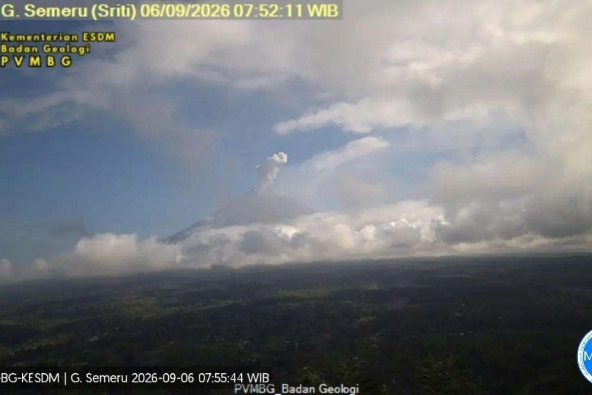 Gunung Semeru erupsi dengan letusan setinggi 1.000 meter di atas puncak Mahameru pada Minggu (6/9/2026) pagi. (Foto: ANTARA/HO-PVMBG) 