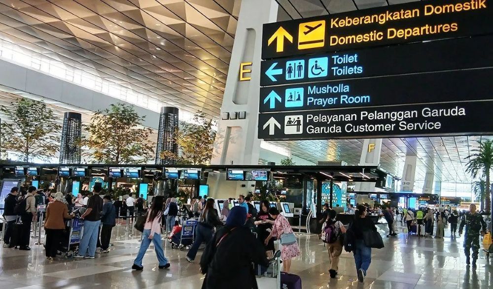 Ilustrasi - Sejumlah calon penumpang penerbangan beraktivitas di area Terminal 3 Bandara Internasional Soekarno-Hatta (Soetta), Tangerang, Banten. (Foto: ANTARA/Azmi Samsul M/aa) 