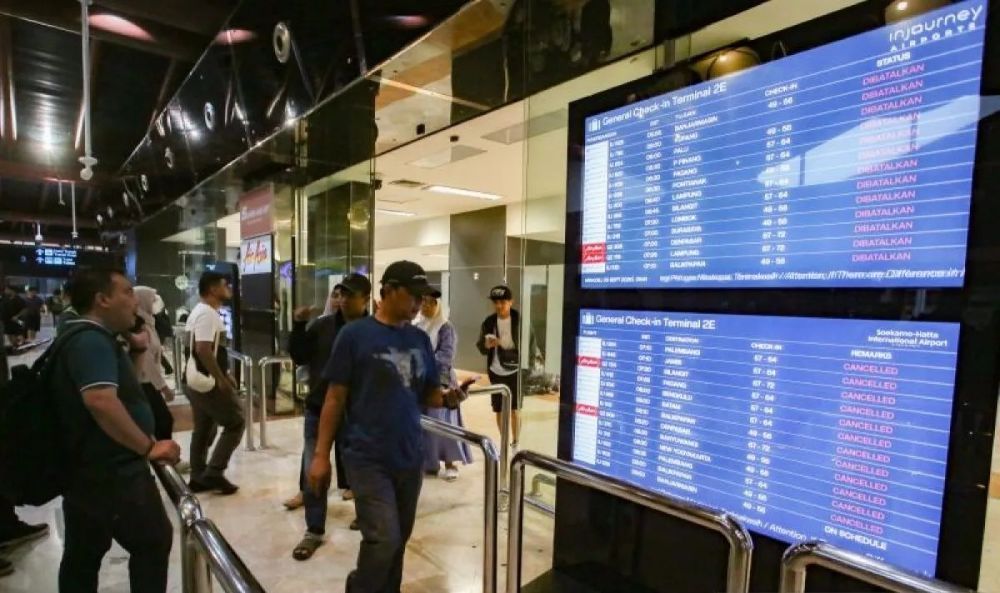 Calon penumpang melihat layar monitor jadwal penerbangan yang ada di Terminal 2 keberangkatan Bandara Soekarno Hatta, Tangerang, Banten, Minggu (6/9/2026). (Foto: ANTARA FOTO/Muhammad Iqbal/YU)