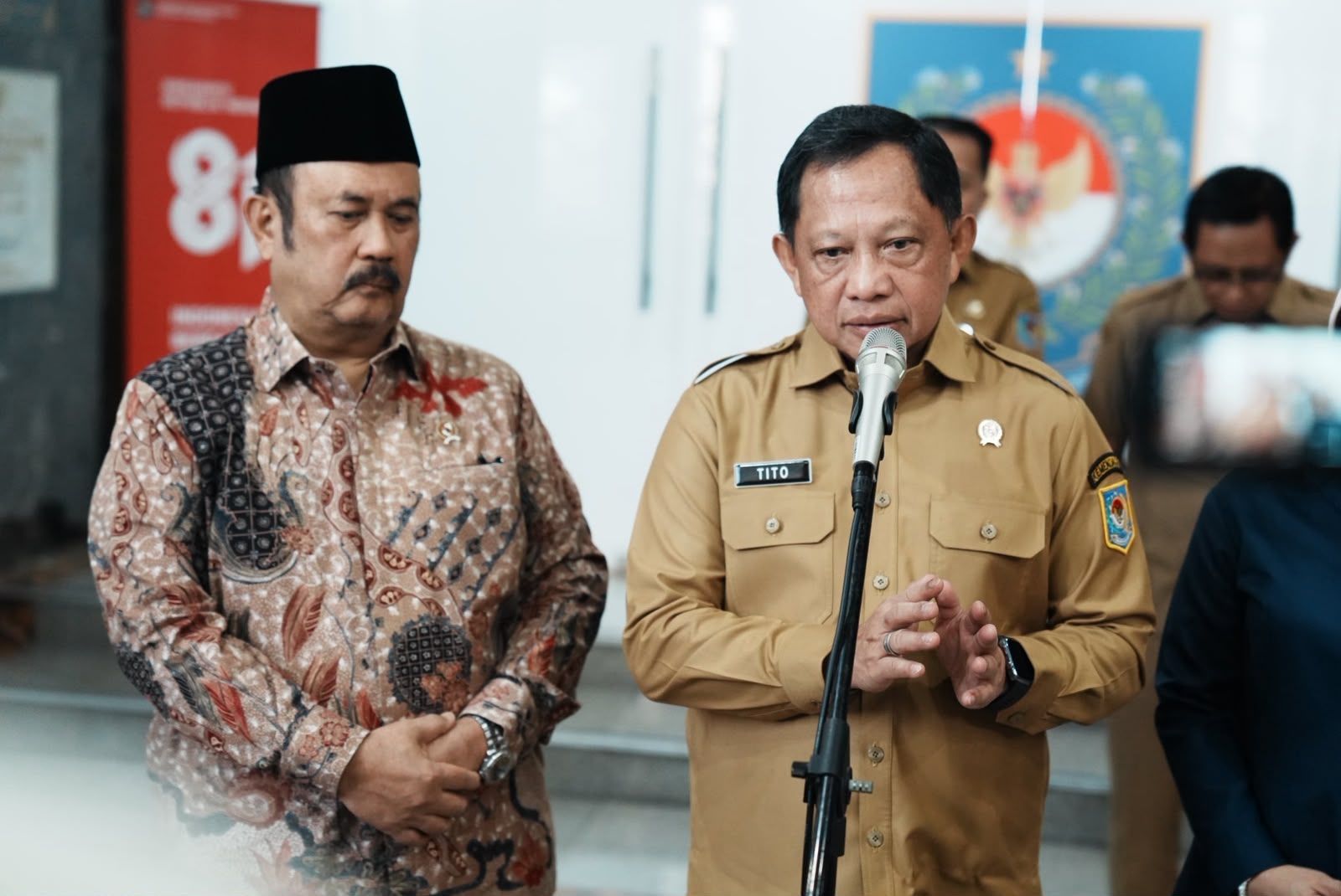 Menteri Dalam Negeri (Mendagri) Muhammad Tito Karnavian (kanan) memberikan keterangan didampingi Menteri PPN/Kepala Bappenas Rachmat Pambudy (kiri) saat Rapat Koordinasi Pengendalian Inflasi dan Rilis Pertumbuhan Ekonomi Kabupaten/Kota Triwulan II Ta