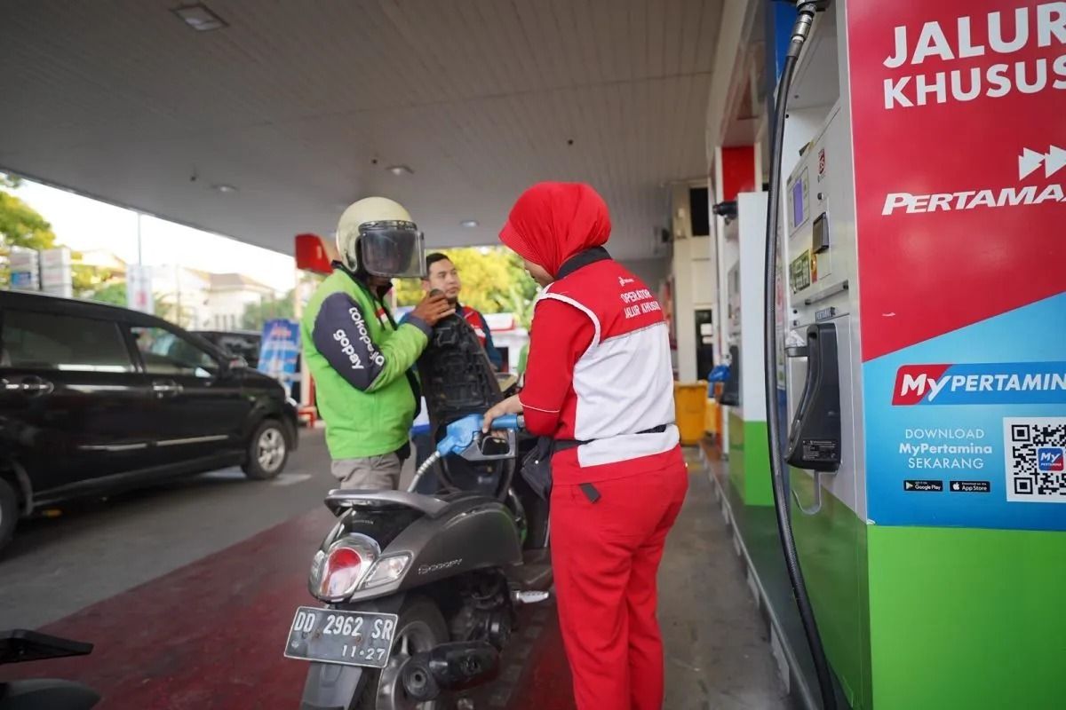 Arsip - Petugas SPBU sedang mengisi BBM di sepeda motor konsumen.  <b>(Antara)</b>