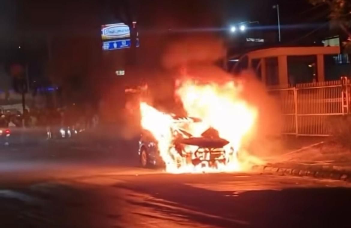Mobil terbakar di Bintaro Sektor 7.  <b>(Instagram)</b>