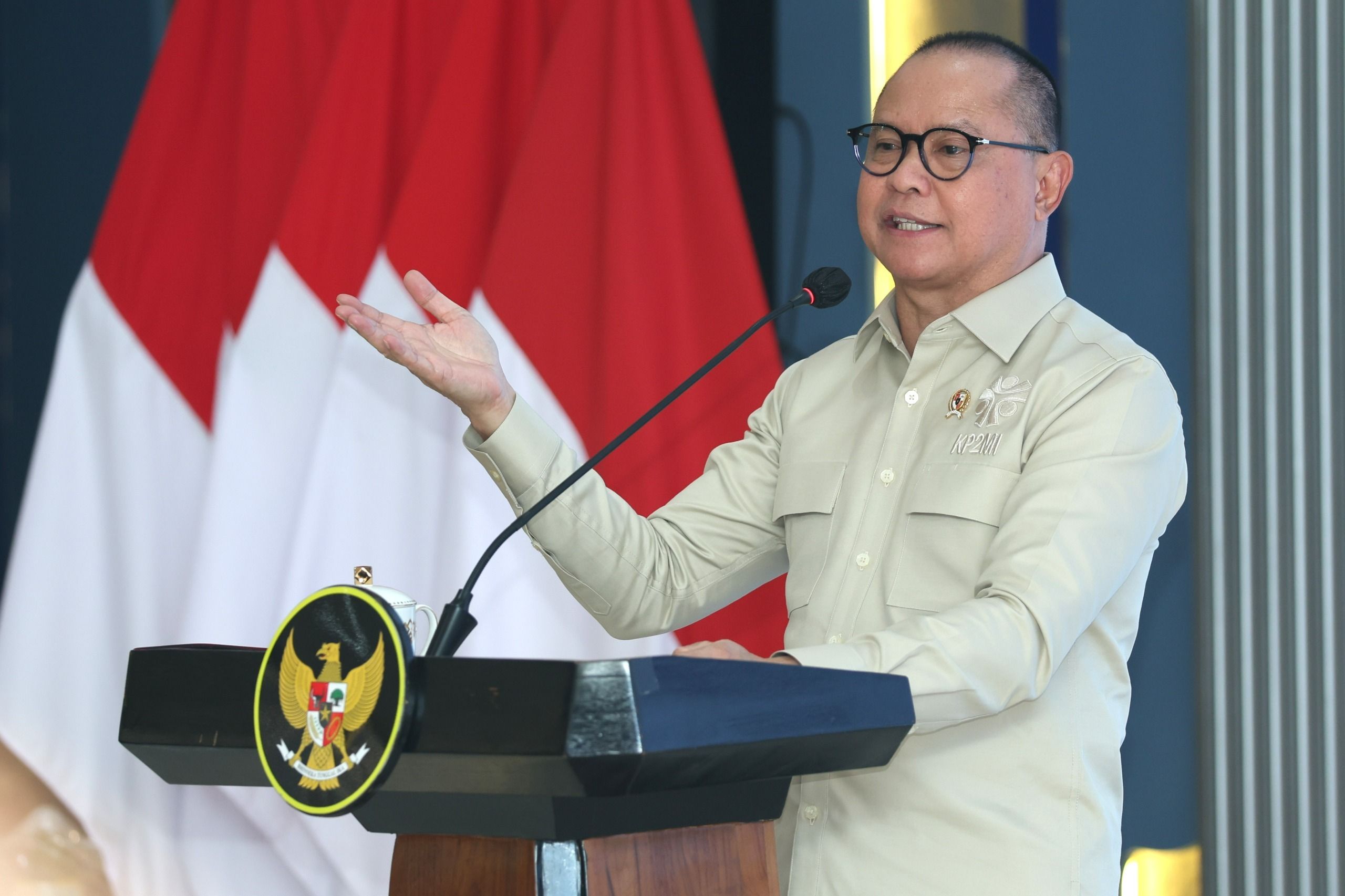 Ekspresi serius Menteri Mukhtarudin saat memaparkan program penguatan tata kelola pelindungan Pekerja Migran dari hulu ke hilir. Penggunaan gestur tangan menunjukkan fokus dan keseriusan dalam mengimplementasikan kebijakan.