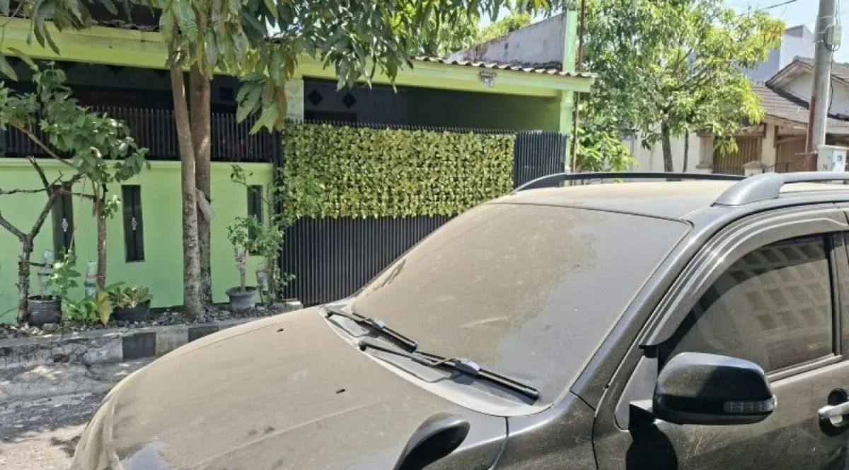 Abu vulkanik akibat erupsi Gunung Anak Krakatau dirasakan masyarakat di sebagian besar wilayah di Kabupaten Cianjur, Jawa Barat, cukup tebal terlihat di teras dan halaman rumah serta kendaraan, Jumat, 6 September 2026. <b>(Antara)</b>