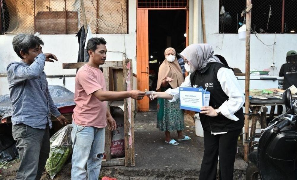 BRI Peduli selaku payung dari program Tanggung Jawab Sosial (TJSL) BRI bergerak cepat dengan membagikan masker dan vitamin kepada warga di sejumlah titik dengan mobilitas tinggi di wilayah Jakarta dan Lampung. (Foto: Dok/Istimewa)
