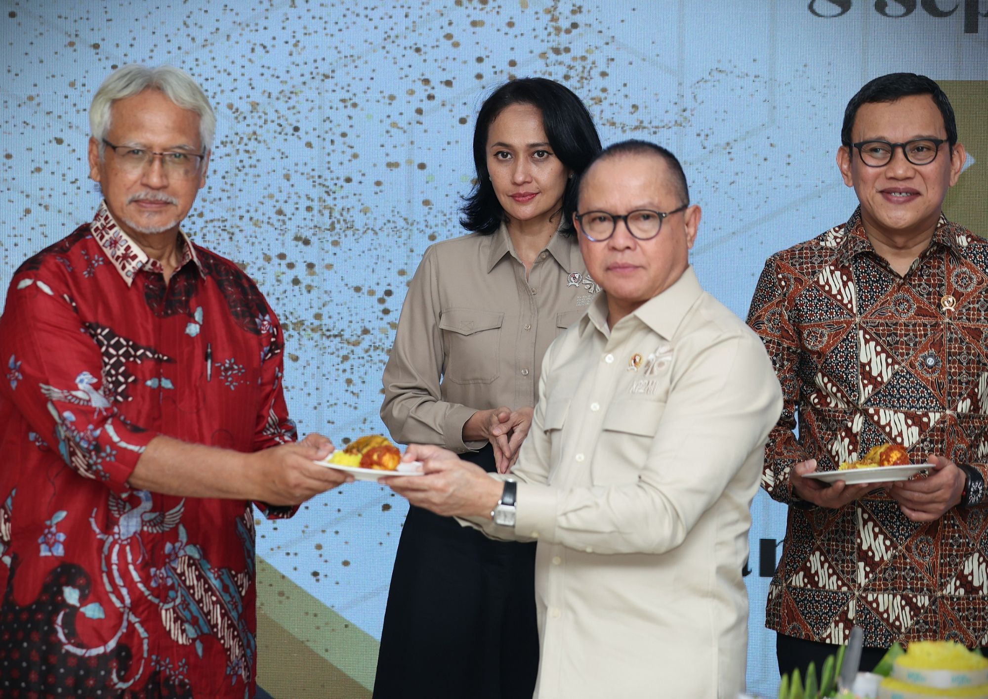 Dalam suasana hangat setelah pemotongan tumpeng, Menteri Mukhtarudin menyerahkan potongan pertama kepada perwakilan staf senior, menandakan dimulainya tahun kedua masa kepemimpinannya dengan kolaborasi tim yang solid.