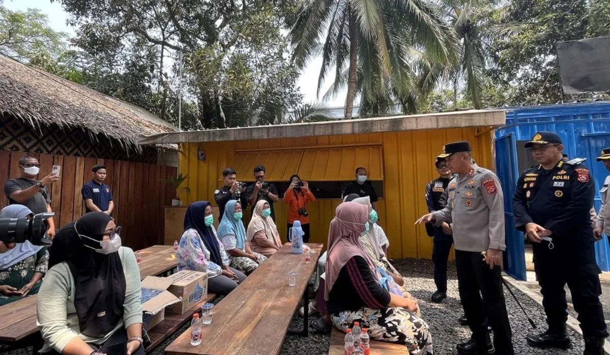 Kapolda Banten Irjen Pol Hengki (kedua kanan) berdialog dengan keluarga dan kerabat penumpang yang hilang kontak, di Pos Ante Mortem Polda Banten, Dermaga Marina Lippo Carita, Pandeglang, Banten, Rabu, 9 September 2026. Kapolda Banten Irjen Pol Hengki meninjau langsung pelaksanaan hari kedua operasi SAR pencarian kapal cepat yang membawa rombongan jurnalis termasuk pewarta foto LKBN Antara yang dilaporkan hilang kontak di perairan Selat Sunda saat meliput erupsi Gunung Anak Krakatau. <b>(Antara)</b>