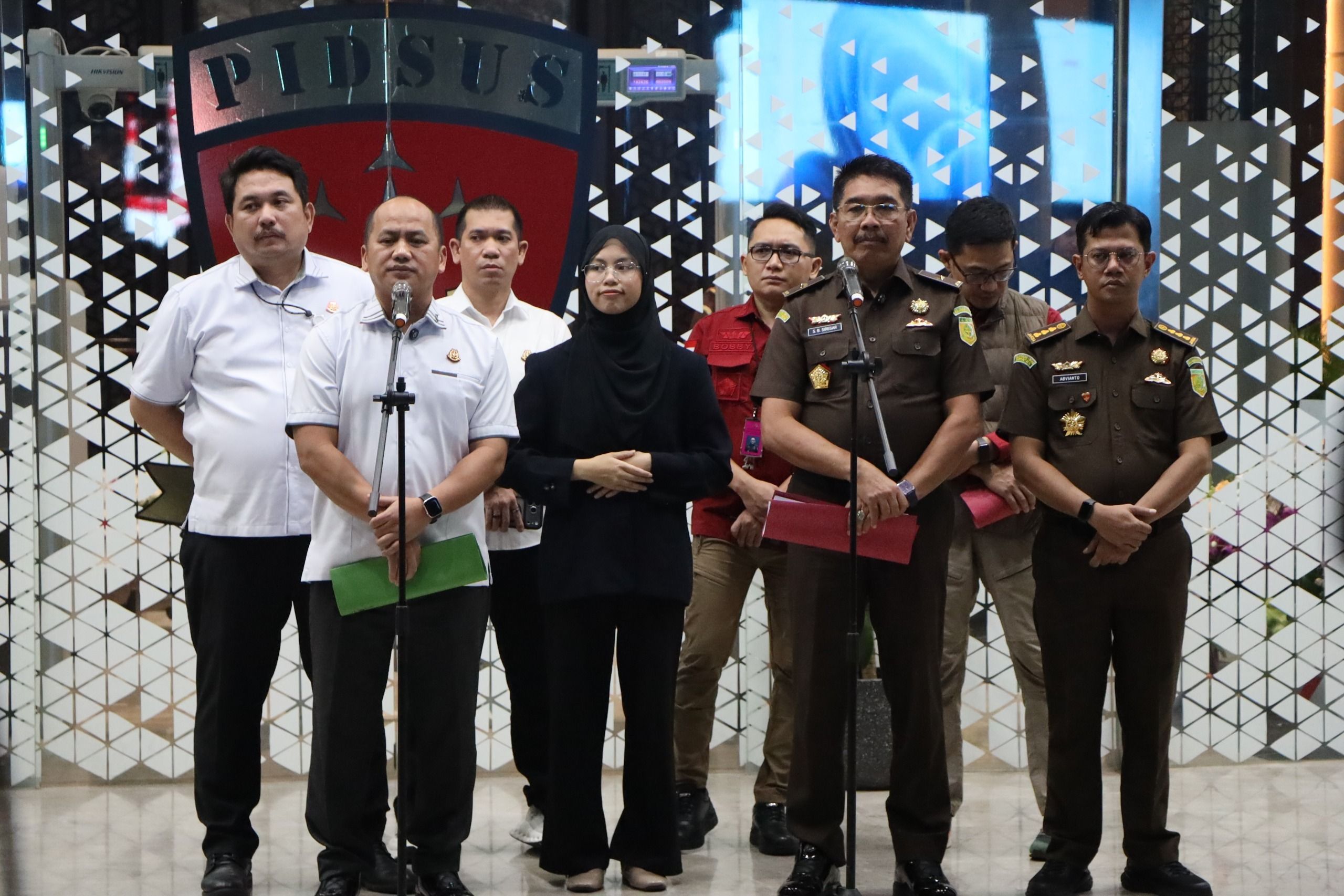 Kepala Pusat Penerangan Hukum (Kapuspenkum) Anang Supriatna (kiri) <b>(Kejagung)</b>