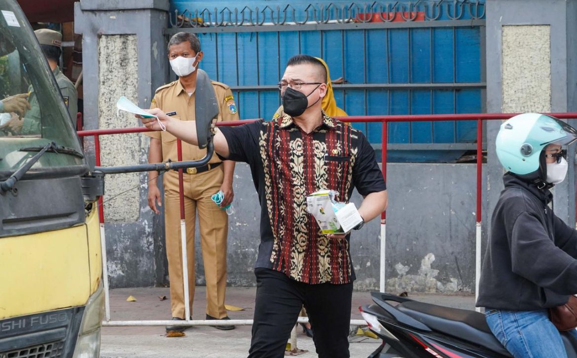  Anggota Komisi C DPRD DKI Jakarta, Hardiyanto Kenneth berinisiatif untuk membagikan masker gratis kepada masyarakat di Jalan Latumenten, Jakarta Barat <b>(Istimewa)</b>