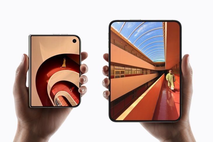 iPhone Duo dalam keadaan terbuka dan tertutup.  <b>(Antara)</b>