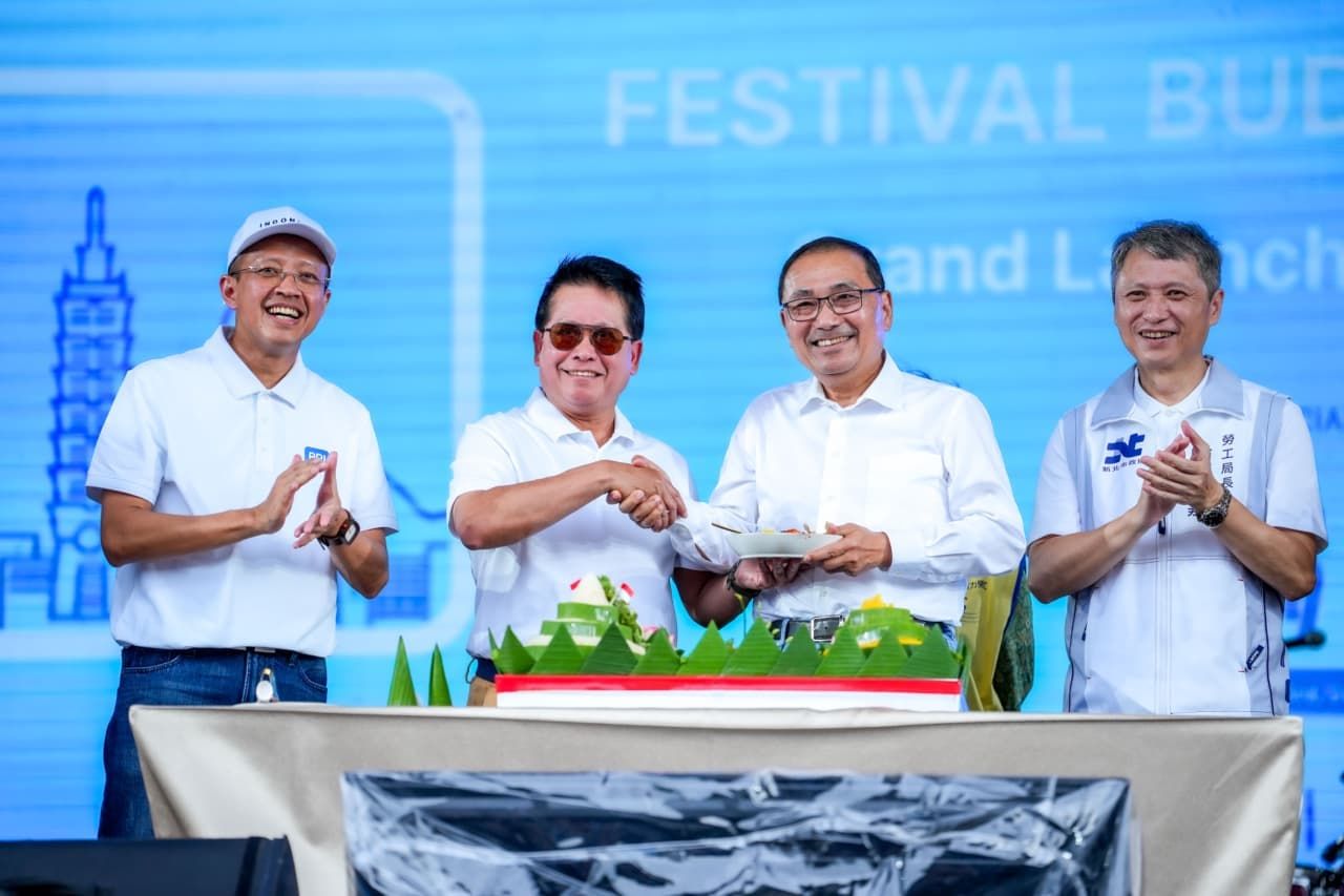 Jajaran manajemen dan perwakilan lembaga terkait saat merayakan momen peluncuran layanan perbankan digital BRI di Taiwan yang bertepatan dengan kegiatan Festival Budaya.